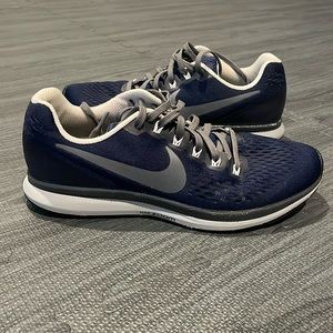 Men’s Nike iD Zoom Running Sneakers.